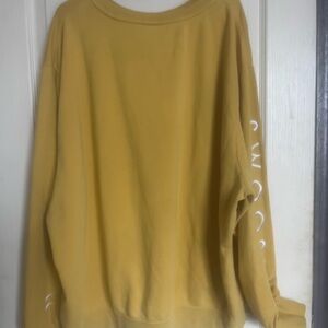 Yellow long sleeve crew neck in good condition 
Happy poshing